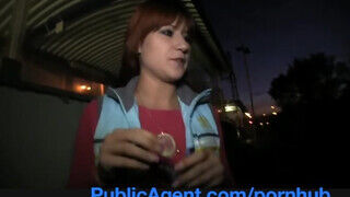 Lucy Bell a vörös hajú tinédzser leányzó a buszmegállóban szeretkezik egy pici pénzért